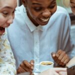 12 Proven Tips on How to Make Friends While Traveling